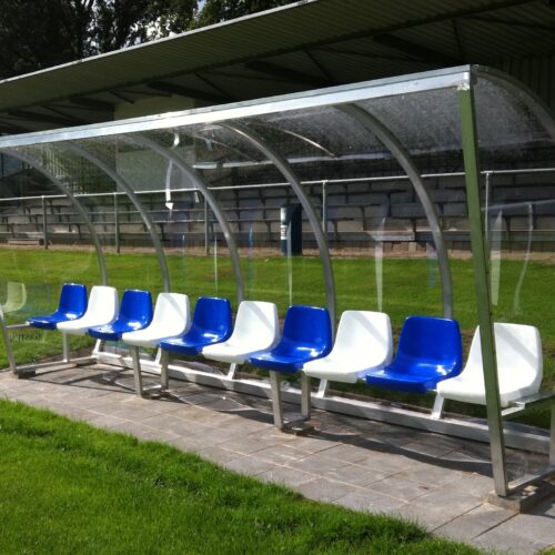 Dugout voetbal model 150 78 Dug-out DO150, lengte 5 meter met 10 zitplekken. Deze dug-outs zijn de ideale plek voor uw coach en reservespelers.